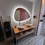 Richard Merrill, En Plein Centre, 4 Pers Apartment